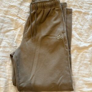 Alo Yoga Accolade Sweats